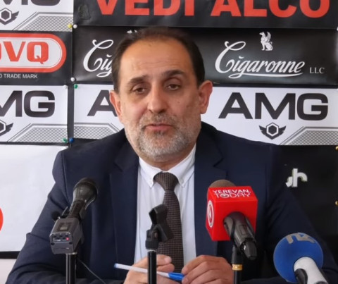 Վանոն անձեռոցիկների վրա էր հրամաններ տալիս, Փաշինյանը՝ հրապարակում. Արամ Հարությունյան
