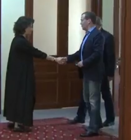 Առանց փողկապի և ջինսերով. Փաշինյանը Մեդվեդևին ընդունել է իր առանձնատանը