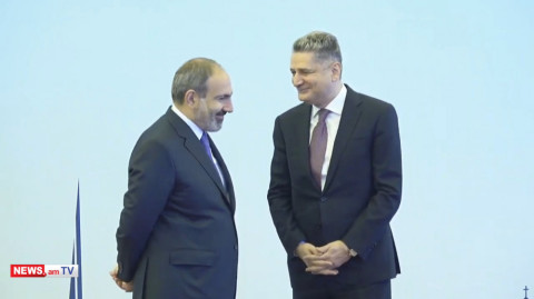 Նիկոլ Փաշինյանն ու Տիգրան Սարգսյանը զրուցում են ԵՏՄ խորհրդի նիստից առաջ