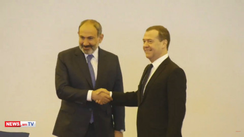 Փաշինյանը դիմավորում է Մեդվեդեւին Մարզահամերգային համալիրում