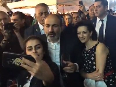 Փաշինյանը լայվ է մտել Սարյան փողոցից