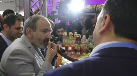 «Էս որտեղի՞ց ա». Փաշինյանը սինդրիկ կերավ Արտաշատում