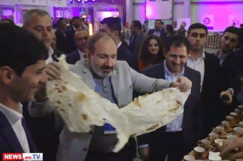 Փաշինյանն ախորժակով տարբեր մթերքներ է ուտում էքսպոյի ժամանակ
