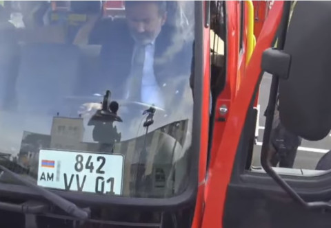 Փաշինյանը՝ ճապոնական հրշեջ մեքենայի ղեկին