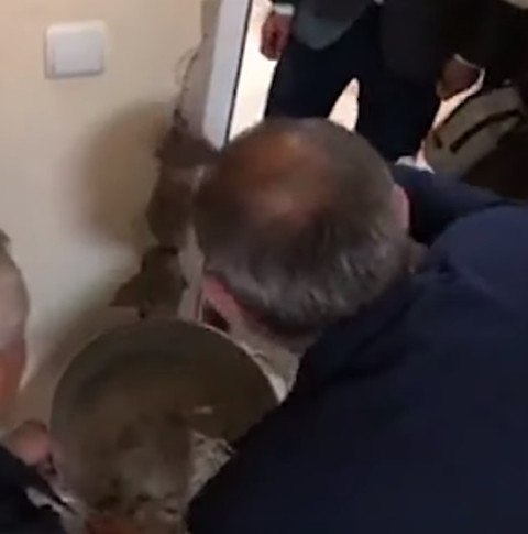 Փաշինյանը գաջ քսեց ռադիոտան դռանը, որը կոտրվել էր հեղափոխության ժամանակ