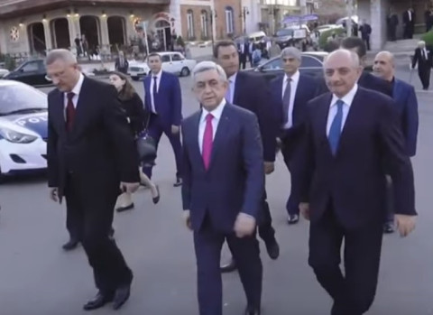 Բոլոր հարցերը՝ Երևանում. Սերժ Սարգսյանը զբոսնում էր Ստեփանակերտում