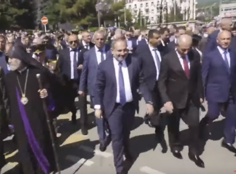 Նիկոլ Փաշինյանը Ստեփանակերտում մասնակցում է ավանդական քայլերթին