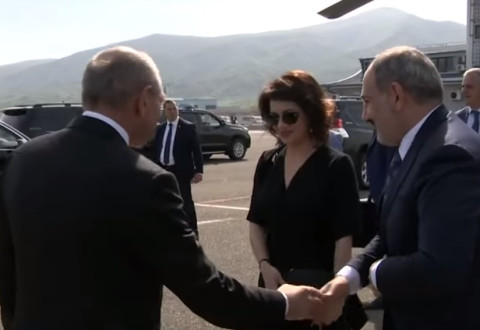 Ուղղաթիռով Ստեփանակերտ ժամանած Փաշինյանին դիմավորում է Բակո Սահակյանը