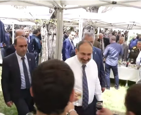 Փաշինյանը բաժակը ձեռքին պտտվում է Շուշիում բացված տոնական սեղաններով