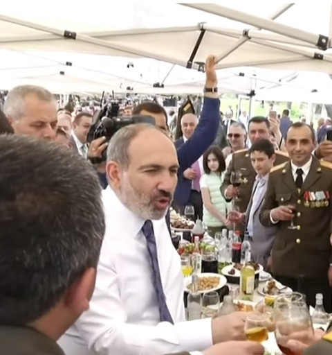 Մի հատ օրորոցային կա, լսե՞լ ես. Փաշինյանի կենացը Շուշիում