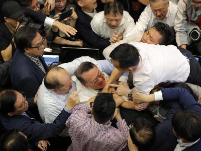 Հոնկոնգում խորհրդարանականների միջև հրմշտոց է տեղի ունեցել
