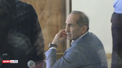 Ռոբերտ Քոչարյանը եկավ դատարան. նրան դիմավորեցին ծափերով