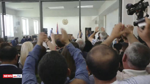 «Ազատություն», «նախագահ». ընդմիջմանը վանկարկում են Քոչարյանի աջակիցները