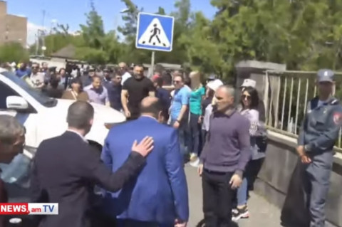Ցուցարարները փորձում են ճնշել Քոչարյանի պաշտպանին