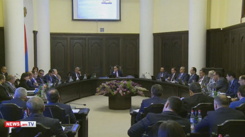 Հնադարյան է. Մհեր Գրիգորյանը բողոքեց տեխզննման կտրոնները դիմապակուն փակցնելուց