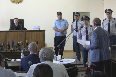 Ու՞մ ցուցմունքը կարող եմ փոխել, եթե միայն 3 վկայի հետ եմ այդ օրերին բարեւ-բարլուս ունեցել. Քոչարյան