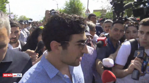 Լեւոն Քոչարյանը՝ հորն ազատ արձակելու մասին