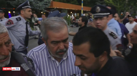 Ցուցարարները հարձակվել են Հրանտ Մարգարյանի վրա