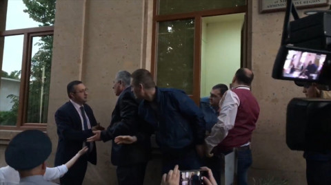 Ցուցարարները թույլ չտվեցին Դավիթ Բալայանին պատուհանով մտնել դատարան
