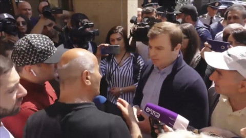 Ազնվություն ունեցիր, արա. ցուցարարները թույլ չտվեցին փաստաբանին մտնել դատարան