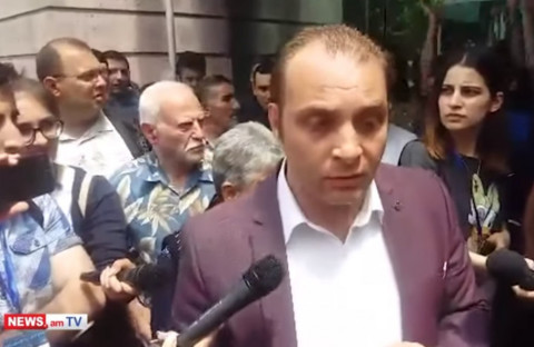 Ցուցարարները սուլոցներով դիմավորեցին Յուրի Խաչատուրովի պաշտպանին