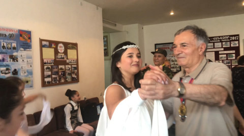 Կոմանդոսը վալս է պարում