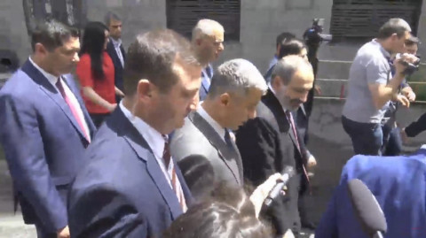 Ասացի չէ՞, որ ոչ մի հարցի չեմ պատասխանելու. Փաշինյանը՝ լրագրողներին