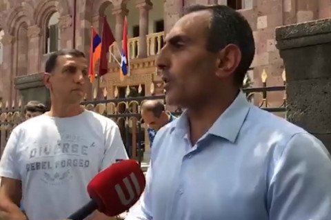 Սասուն Միքայելյանի օգնությամբ ծածուկ նախագահ ընտրեցին «Վերջին զանգի» օրը. ցուցարար