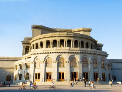 ՈՒՂԻՂ. «Դեմ ենք Նազենի Ղարիբյանին. Օպերային թատրոնի կոլեկտիվը ժողով է հրավիրել