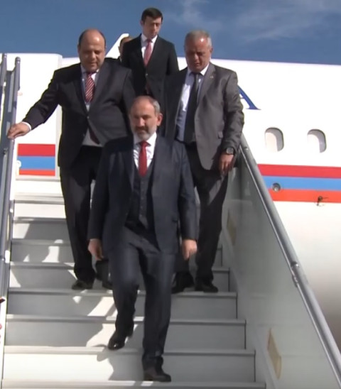 Փաշինյանին կարմիր վարդերով դիմավորեցին Նուր-Սուլթանում