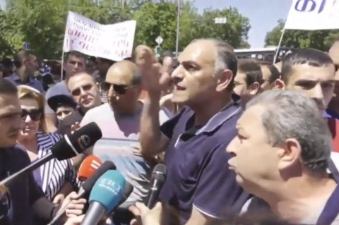 «Ալեն, լսի, քեզ եմ ասում, արա». ցուցարարը՝ ԱԺ փոխնախագահին