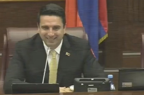 Դե հիմա ես էլ եմ մեծ մարդ. Ալեն Սիմոնյանը Սարգիս Խանդանյանի անունը Մարգարիտա կարդաց