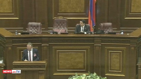 Բուքմեյքերականի գովազդ՝ ԱԺ դահլիճում. Ալեն Սիմոնյանը բարկացավ