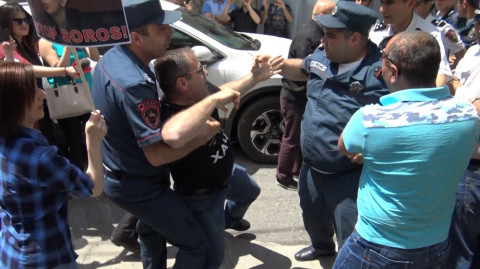 Քաշքշուկ Սորոսի գրասենյակի մոտ