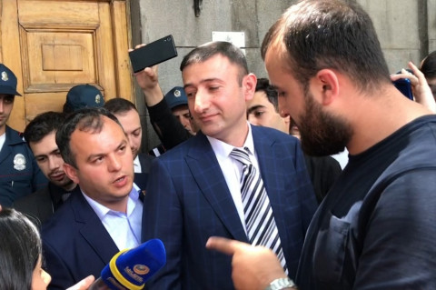 Ձենդ մի բարձրացրու, հարգել ենք, եկել ենք. պատգամավորը՝ ցուցարարին