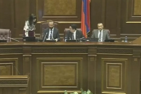 «Ա, դե խոսել ա էլի». Արարատ Միրզոյանը նեղսրտեց քարտուղարության հուշումից