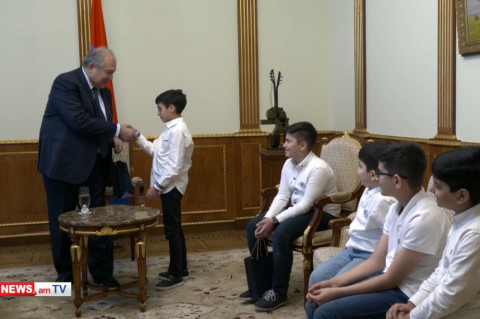Ձեզնից որեւէ մեկն ուզո՞ւմ է նախագահ դառնալ. Արմեն Սարգսյանը փոքրիկների է հյուրընկալել