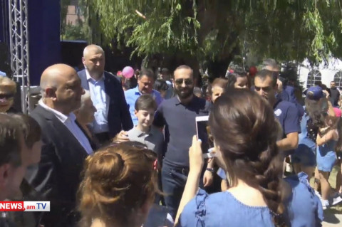 Արարատ Միրզոյանը երեխաների հետ նշում է Հունիսի 1-ը