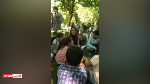 Մակունցը հեքիաթ է կարդում ԱԺ–ի այգում