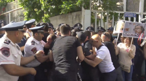 Բախում «Սորոսի» գրասենյակի մոտ