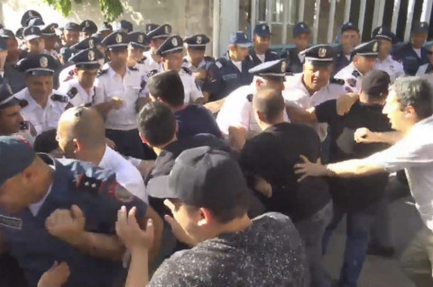 «Դաղալ եք, վսյո, պերեկուր». լարված իրավիճակ «Սորոսի» գրասենյակի մոտ