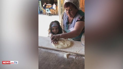 Փաշինյանի դուստրը՝ Արփին օգնում է հաց թխել