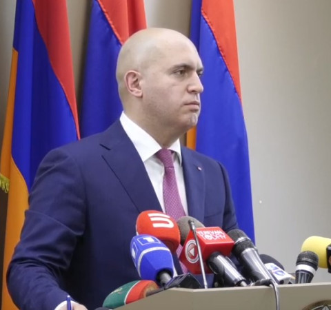 Ոչ ծաղկավոր բաբոչկա եմ կապելու, ոչ էլ՝ սանրվածքս փոխելու. Արմեն Աշոտյան