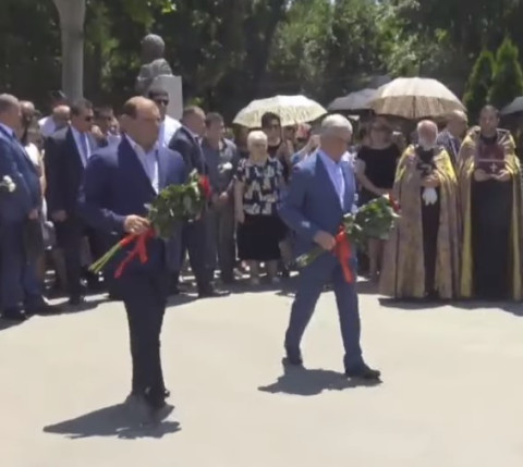 Սերժ Սարգսյանն ու ՀՀԿ վերնախավը ծաղիկներ դրեցին Անդրանիկ Մարգարյանի շիրիմին