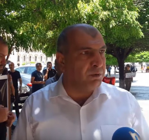 Շառլ Ազնավուրի նկարը կոտրել է, հայհոյել մեր հերոսներին. բողոքի ակցիա կառավարության մոտ