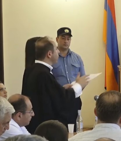 Ուզես-չուզես, պիտի տաս. Քոչարյանի ֆրանսիացի փաստաբանը հայերեն խոսեց