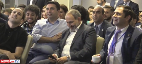 Փաշինյանը թիմակիցների հետ հետեւում է քվեարկության ընթացքին