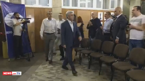 Սերժ Սարգսյանին ծափերով դիմավորեցին Շախմատի ֆեդերացիայում