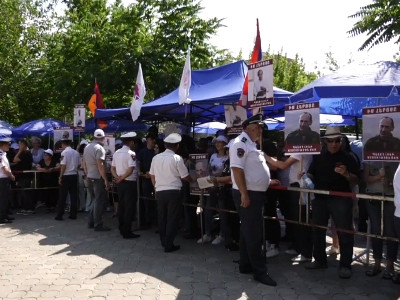 Իշխանության աջակիցների ակցիան ոստիկանության մոտ