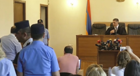 Թեժ վիճաբանություն Քոչարյանի գործով դատավորի եւ պաշտպանների միջեւ